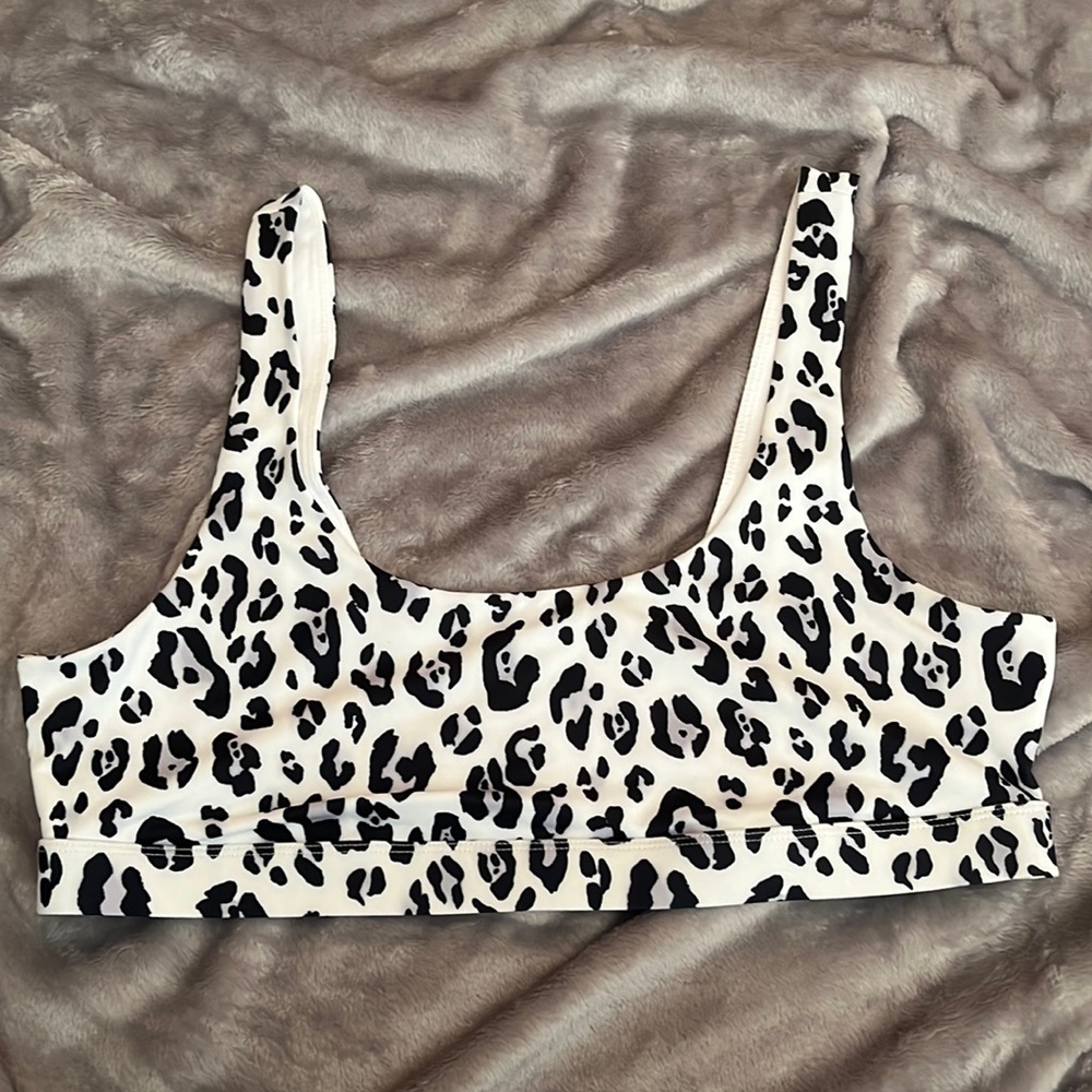 NWT Fabletics Lola Low-Impact Sports Bra Size 1X Snow Leopard